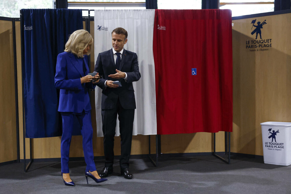 Emmanuel Macron a votat în turul doi al alegerilor legislative franceze, însoţit de Prima Doamnă Brigitte Macron. FOTO - Imaginea 6