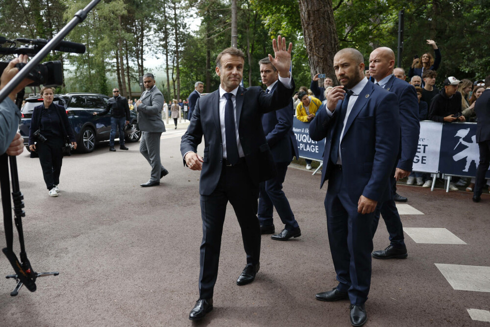 Emmanuel Macron a votat în turul doi al alegerilor legislative franceze, însoţit de Prima Doamnă Brigitte Macron. FOTO - Imaginea 7