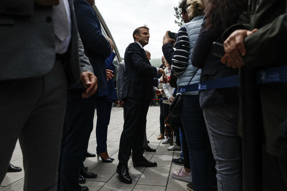 Emmanuel Macron a votat în turul doi al alegerilor legislative franceze, însoţit de Prima Doamnă Brigitte Macron. FOTO - Imaginea 8