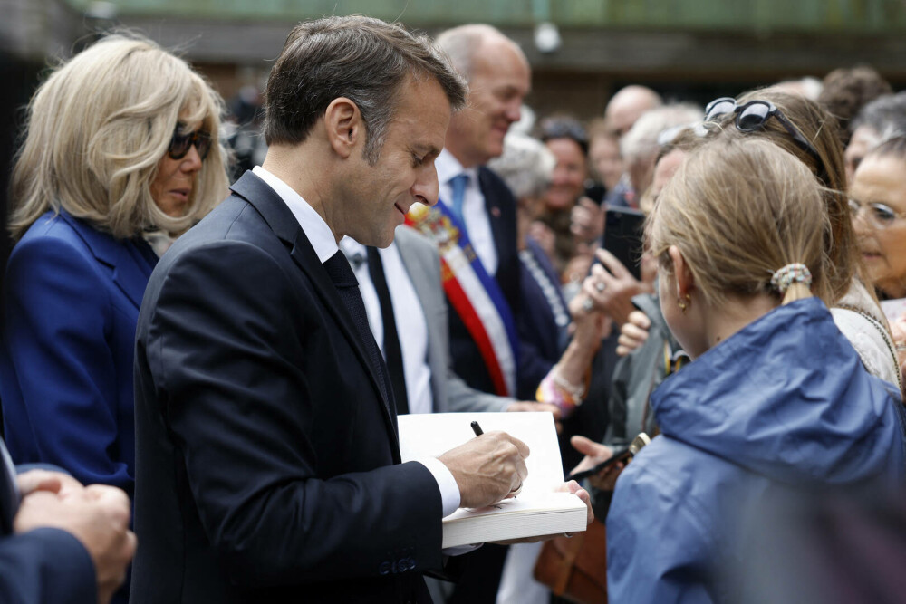 Emmanuel Macron a votat în turul doi al alegerilor legislative franceze, însoţit de Prima Doamnă Brigitte Macron. FOTO - Imaginea 10