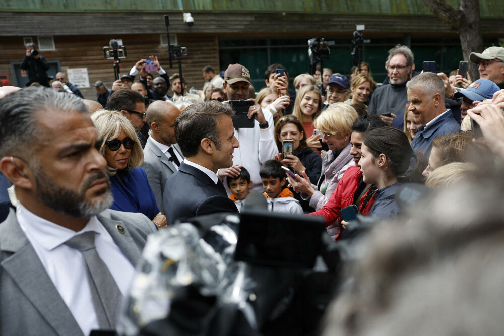 Emmanuel Macron a votat în turul doi al alegerilor legislative franceze, însoţit de Prima Doamnă Brigitte Macron. FOTO - Imaginea 11