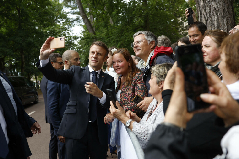 Emmanuel Macron a votat în turul doi al alegerilor legislative franceze, însoţit de Prima Doamnă Brigitte Macron. FOTO - Imaginea 12