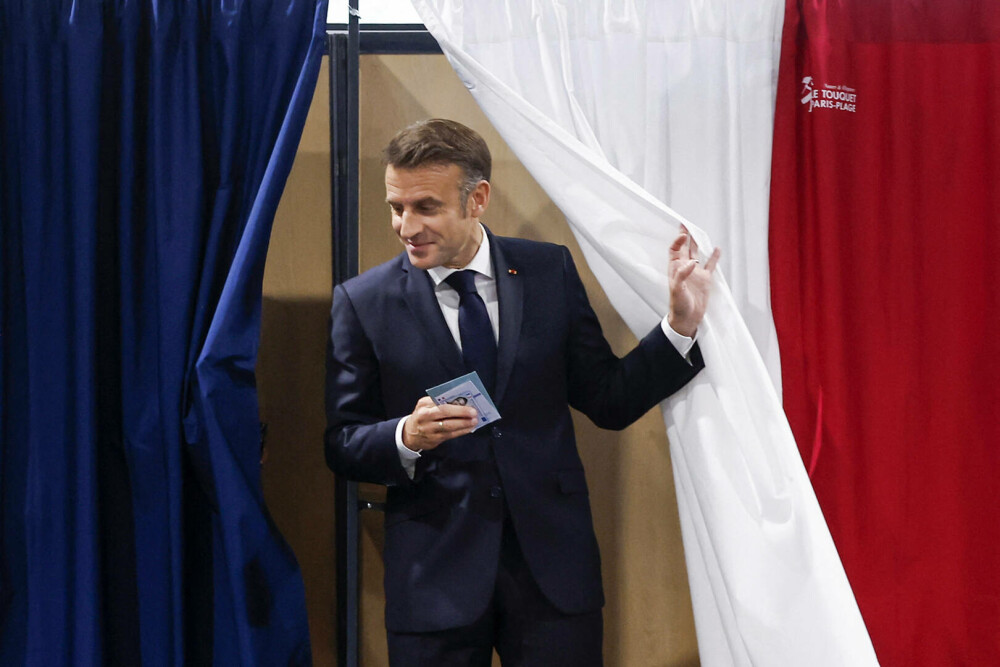 Emmanuel Macron a votat în turul doi al alegerilor legislative franceze, însoţit de Prima Doamnă Brigitte Macron. FOTO - Imaginea 13