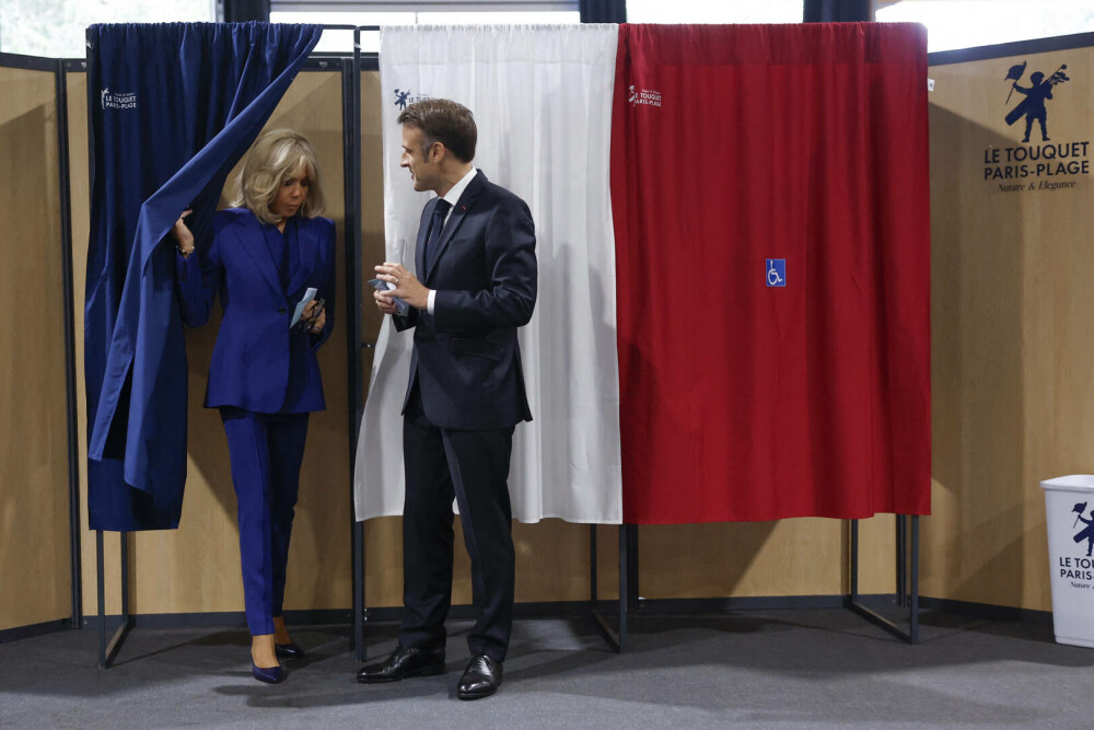 Emmanuel Macron a votat în turul doi al alegerilor legislative franceze, însoţit de Prima Doamnă Brigitte Macron. FOTO - Imaginea 14