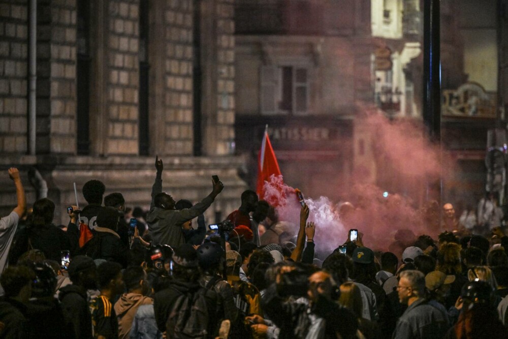 Atac cu cocktail Molotov în Franța, după alegerile legislative. Un poliţist a fost grav rănit la Nantes - Imaginea 2