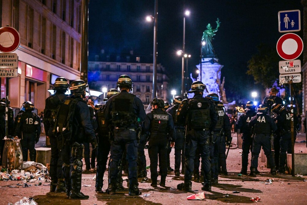 Atac cu cocktail Molotov în Franța, după alegerile legislative. Un poliţist a fost grav rănit la Nantes - Imaginea 3