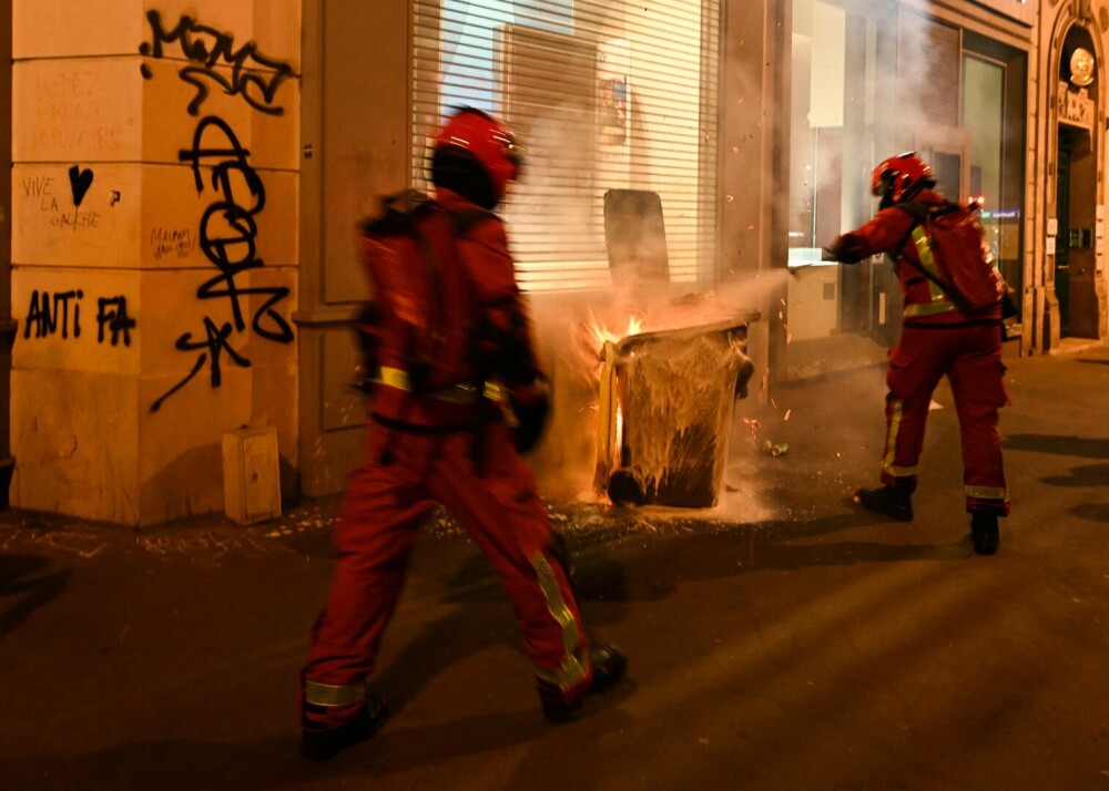 Atac cu cocktail Molotov în Franța, după alegerile legislative. Un poliţist a fost grav rănit la Nantes - Imaginea 5