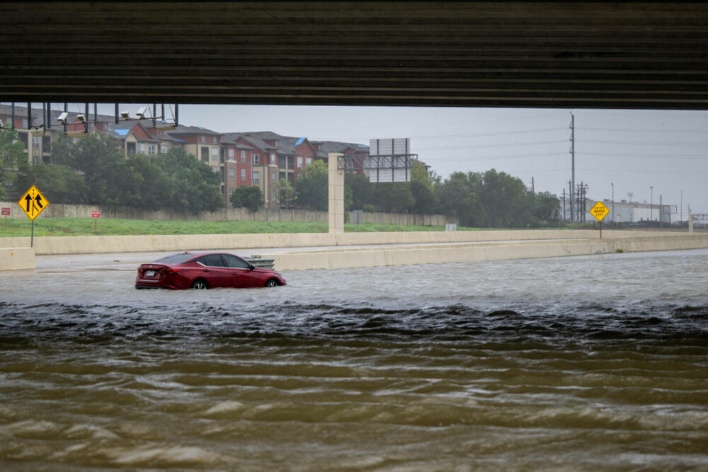 Uraganul Beryl a lovit Texasul. Vântul a bătut cu peste 130 km/h și cel puțin șapte oameni au murit | GALERIE FOTO - Imaginea 7