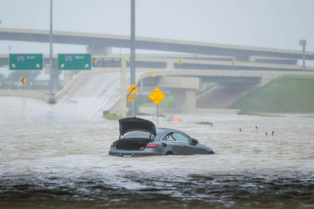 Uraganul Beryl a lovit Texasul. Vântul a bătut cu peste 130 km/h și cel puțin șapte oameni au murit | GALERIE FOTO - Imaginea 10