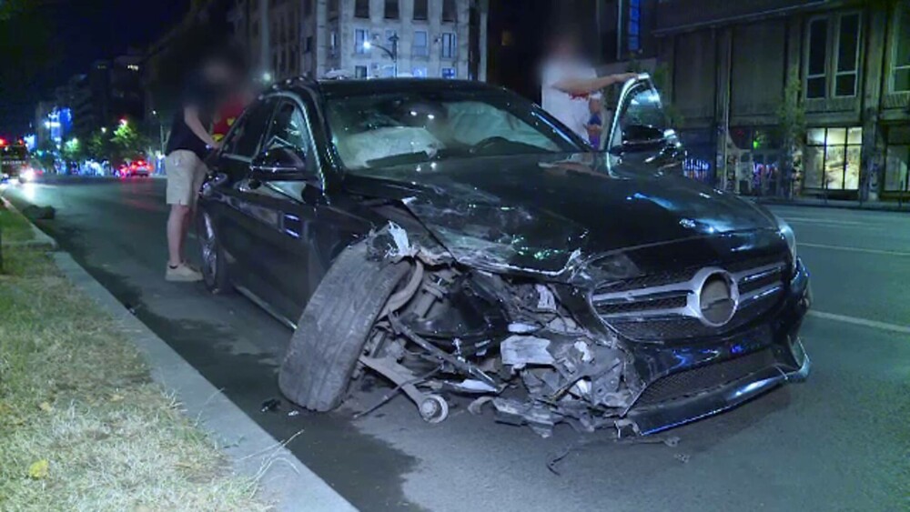 Accident cu 5 victime în București. Două mașini s-au izbit puternic, după ce unul dintre șoferi nu ar fi acordat prioritate - Imaginea 1