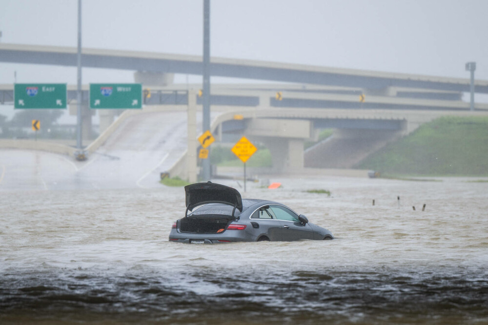 Uraganul Beryl a lovit Texasul. Vântul a bătut cu peste 130 km/h și cel puțin șapte oameni au murit | GALERIE FOTO - Imaginea 11