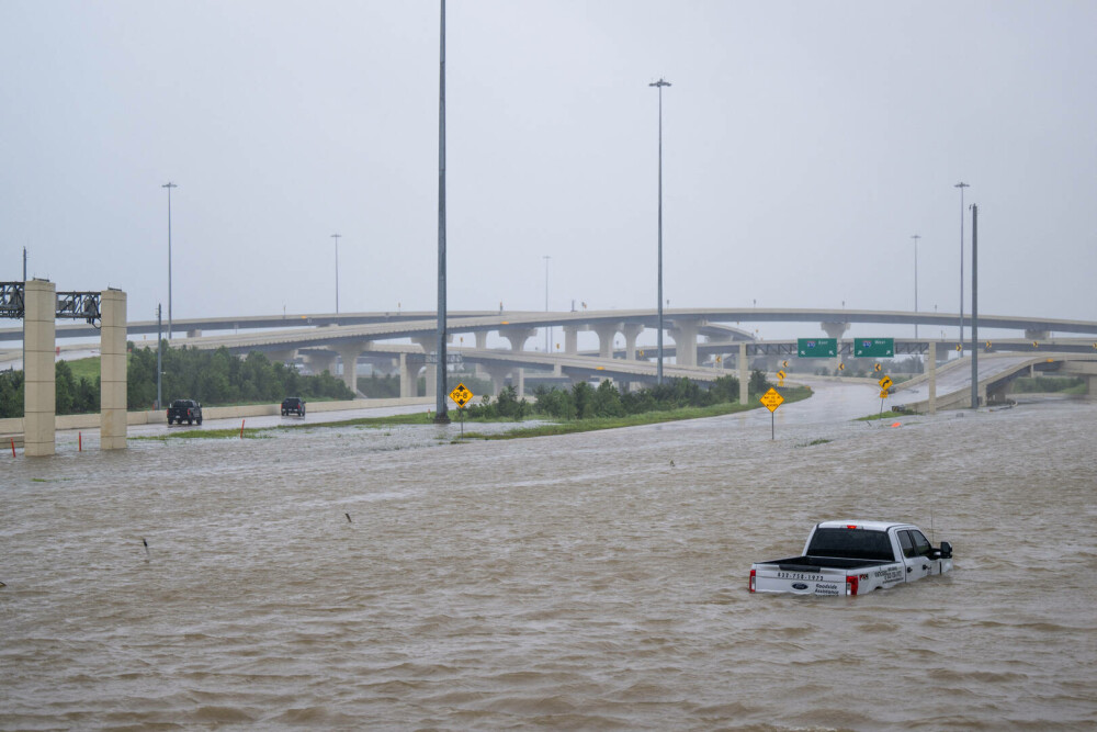 Uraganul Beryl a lovit Texasul. Vântul a bătut cu peste 130 km/h și cel puțin șapte oameni au murit | GALERIE FOTO - Imaginea 13