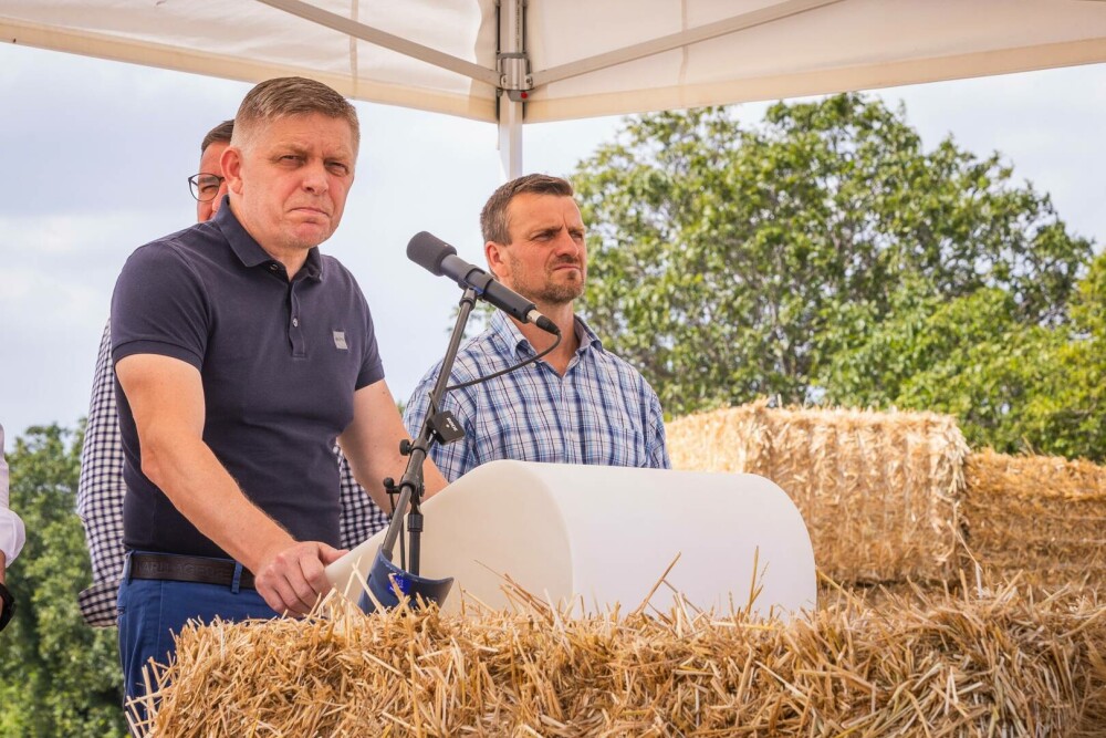 Premierul slovac, Robert Fico, participă la prima şedinţă de guvern de după tentativa de asasinat din luna mai - Imaginea 5