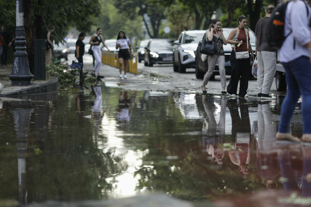 Furtună în București. Zonele din Capitală afectate ploaia torențială cu grindină | FOTO - Imaginea 2