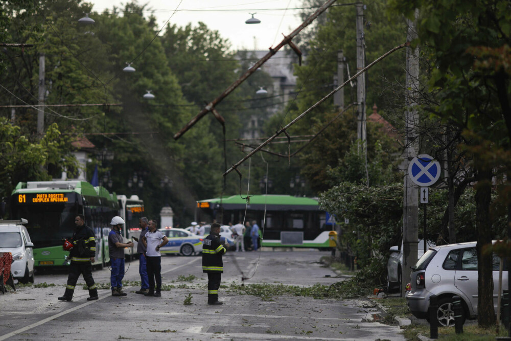 Furtună în București. Zonele din Capitală afectate ploaia torențială cu grindină | FOTO - Imaginea 8