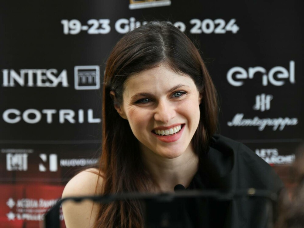 Alexandra Daddario este însărcinată. Actrița din „The White Lotus” așteaptă primul copil cu soțul ei, Andrew Form - Imaginea 1