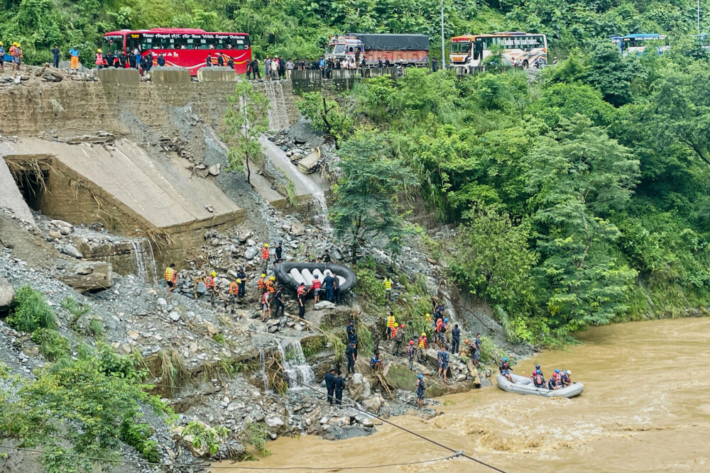 Autobuze prăbuşite într-un râu în urma unei alunecări de teren în Nepal. Circa 60 de persoane sunt date dispărute. FOTO - Imaginea 4