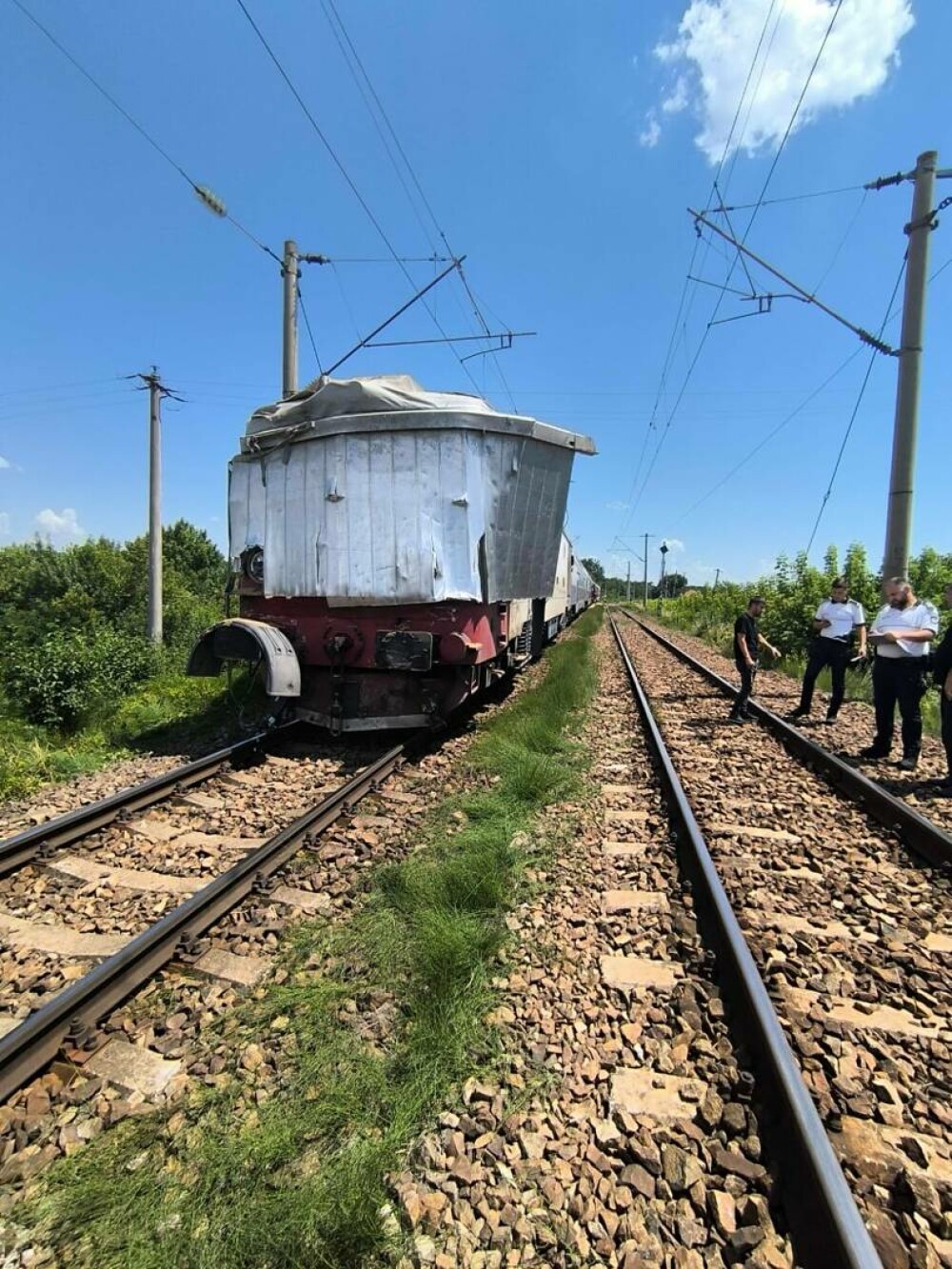 FOTO. Accident foarte grav pe calea ferată, după ce un șofer NU s-a asigurat la trecere. Un TIR a fost izbit din plin - Imaginea 1