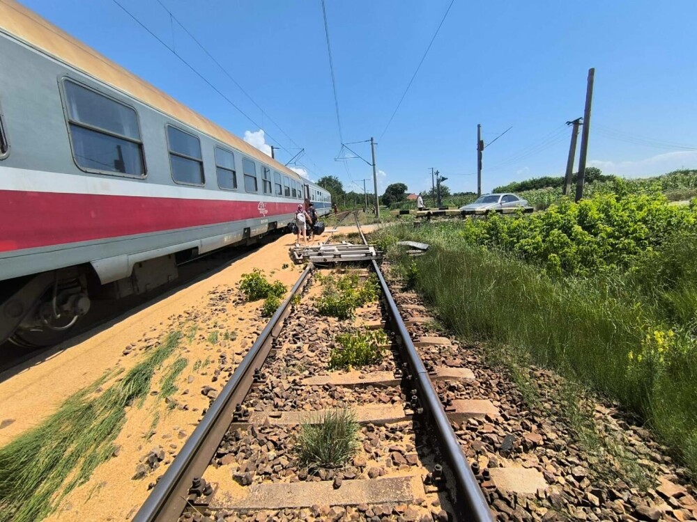 FOTO. Accident foarte grav pe calea ferată, după ce un șofer NU s-a asigurat la trecere. Un TIR a fost izbit din plin - Imaginea 2