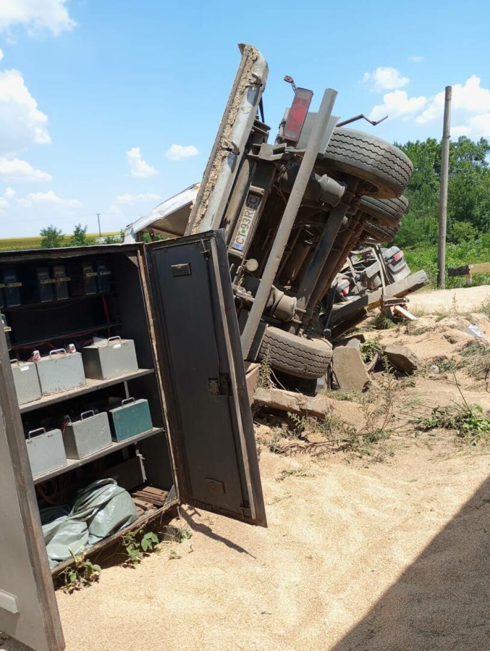 FOTO. Accident foarte grav pe calea ferată, după ce un șofer NU s-a asigurat la trecere. Un TIR a fost izbit din plin - Imaginea 3