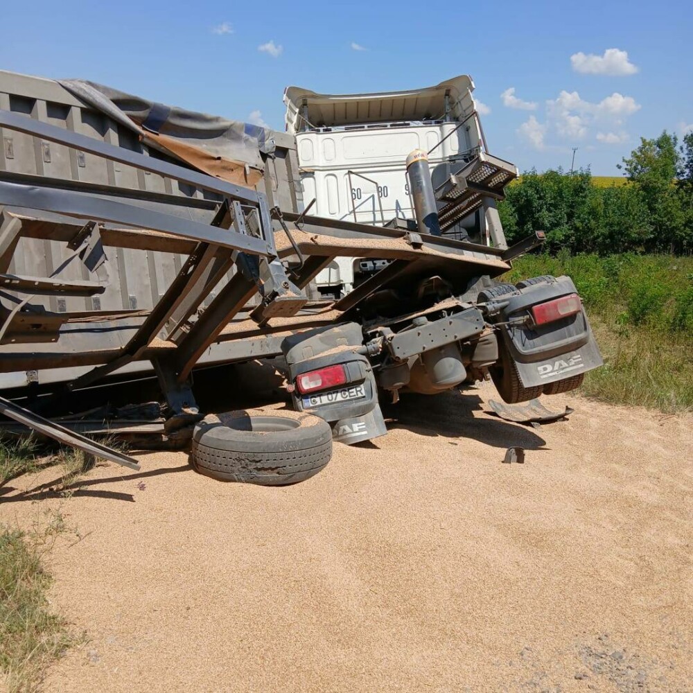 FOTO. Accident foarte grav pe calea ferată, după ce un șofer NU s-a asigurat la trecere. Un TIR a fost izbit din plin - Imaginea 4