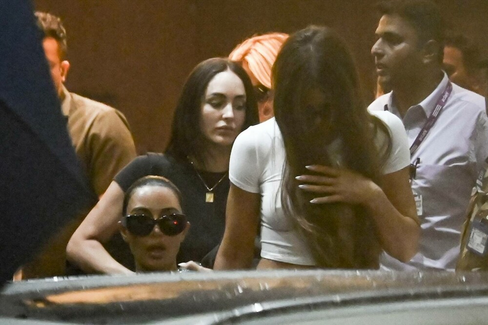 Surorile Kardashian au ajuns în India pentru nunta lui Anant Ambani. Cum au fost surprinse de paparazzi. GALERIE FOTO - Imaginea 5