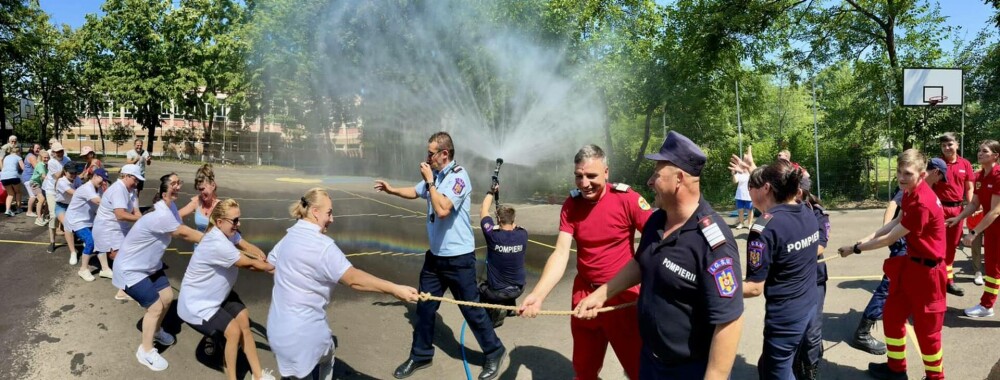 Îmbrățișări de la copiii cu dizabilități pentru pompierii din Botoșani. ”Te strâng în brațe fără să aștepte nimic la schimb” - Imaginea 8