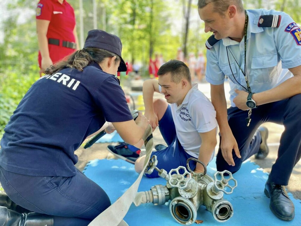 Îmbrățișări de la copiii cu dizabilități pentru pompierii din Botoșani. ”Te strâng în brațe fără să aștepte nimic la schimb” - Imaginea 9