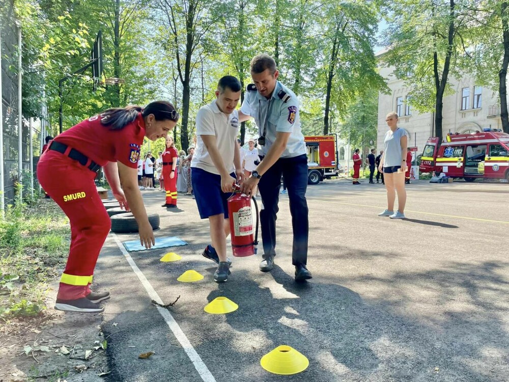 Îmbrățișări de la copiii cu dizabilități pentru pompierii din Botoșani. ”Te strâng în brațe fără să aștepte nimic la schimb” - Imaginea 10