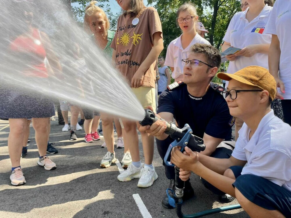 Îmbrățișări de la copiii cu dizabilități pentru pompierii din Botoșani. ”Te strâng în brațe fără să aștepte nimic la schimb” - Imaginea 13