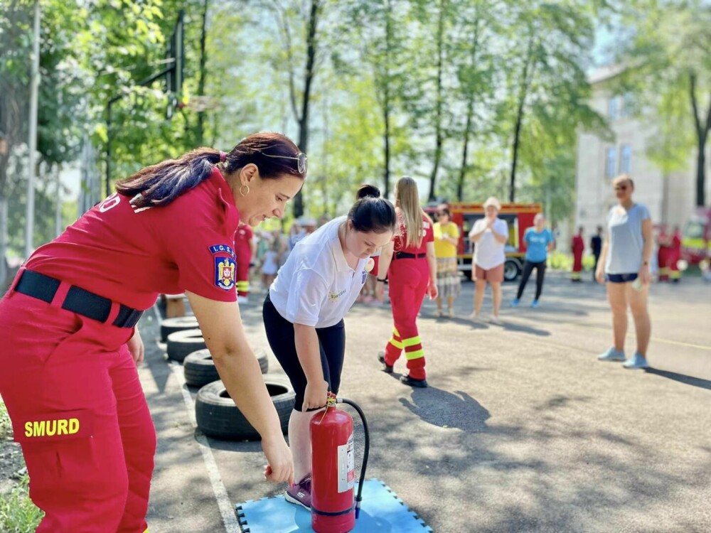 Îmbrățișări de la copiii cu dizabilități pentru pompierii din Botoșani. ”Te strâng în brațe fără să aștepte nimic la schimb” - Imaginea 21