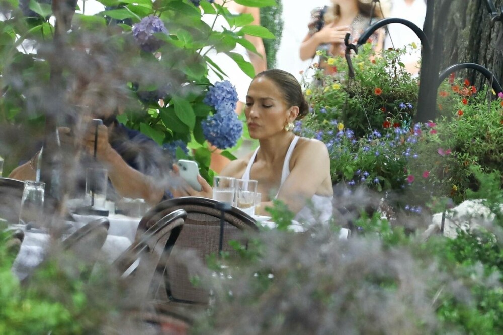 Jennifer Lopez, din nou în atenția paparazzilor. A fost văzută purtând verigheta, în ciuda zvonurilor legate de divorț. FOTO - Imaginea 8