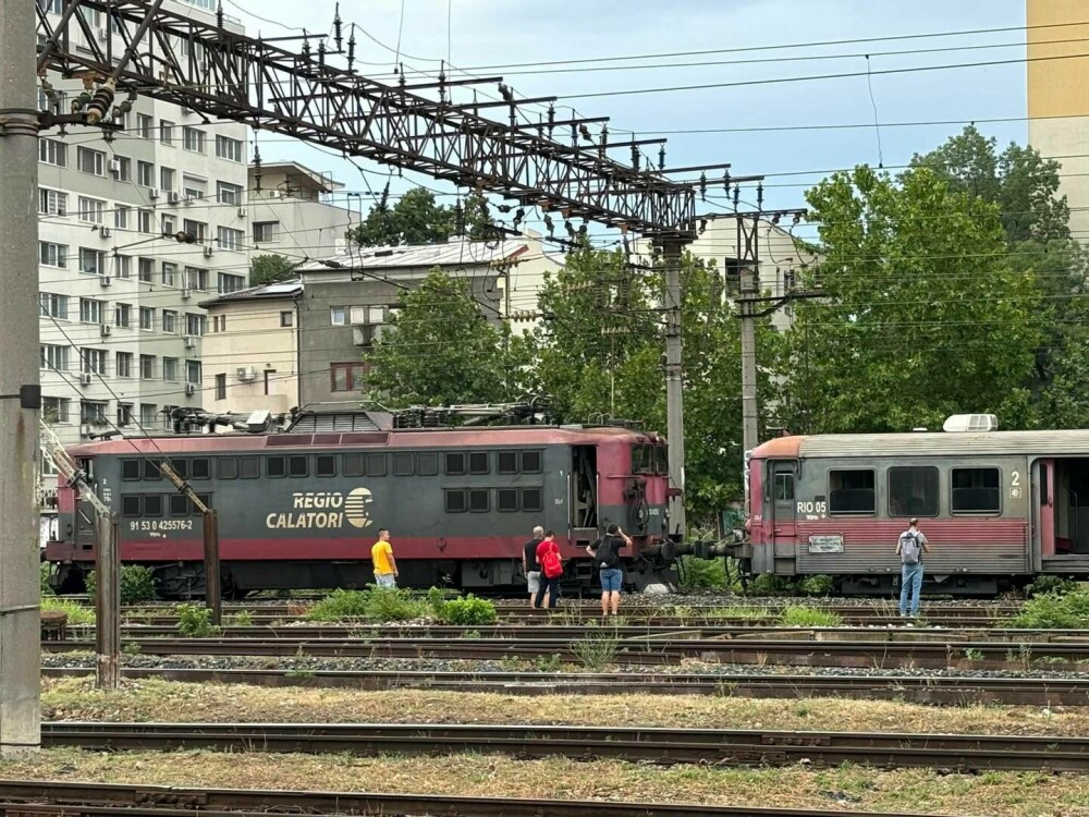 Incident grav în Gara Basarab. O locomotivă a lovit un tren cu pasageri, iar mai mulți călători s-au lovit în urma impactului - Imaginea 1