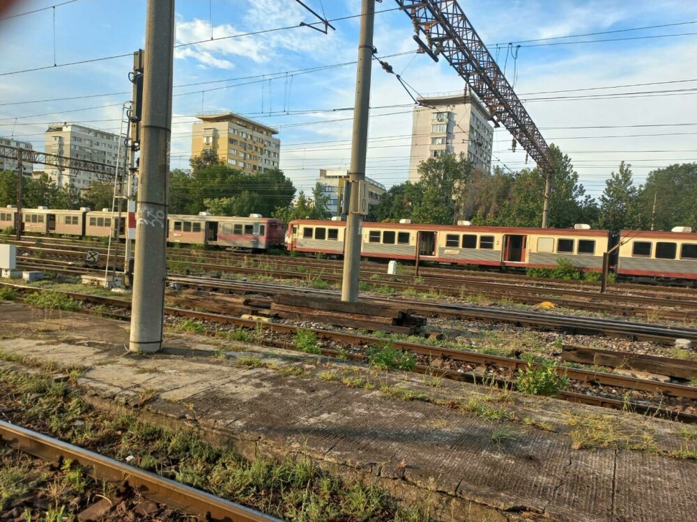 Incident grav în Gara Basarab. O locomotivă a lovit un tren cu pasageri, iar mai mulți călători s-au lovit în urma impactului - Imaginea 6