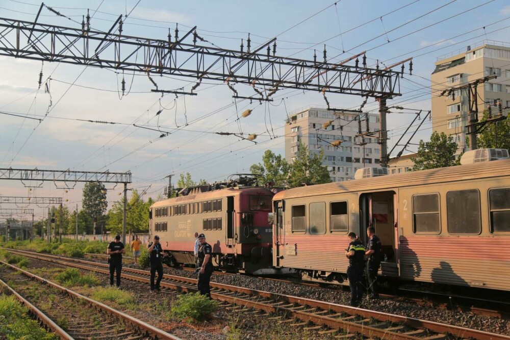 Incident grav în Gara Basarab. O locomotivă a lovit un tren cu pasageri, iar mai mulți călători s-au lovit în urma impactului - Imaginea 11