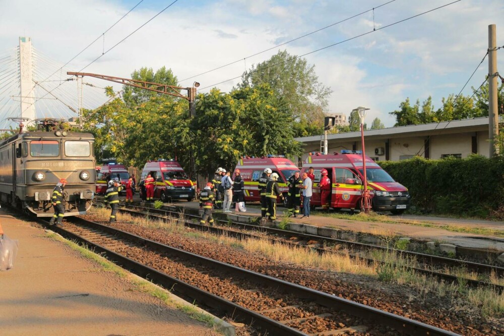 Incident grav în Gara Basarab. O locomotivă a lovit un tren cu pasageri, iar mai mulți călători s-au lovit în urma impactului - Imaginea 12