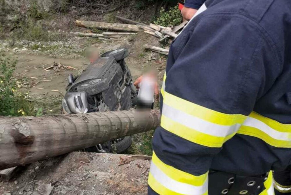 Un copil și două femei au ajuns la spital, după ce mașina în care se aflau a căzut într-un râu, în Neamţ - Imaginea 1