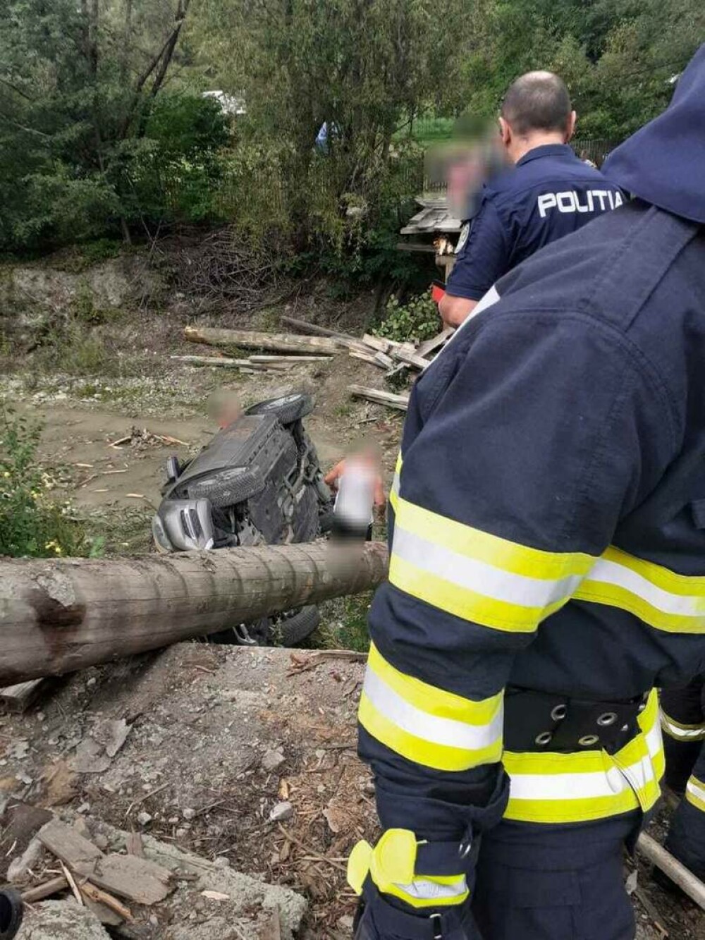 Un copil și două femei au ajuns la spital, după ce mașina în care se aflau a căzut într-un râu, în Neamţ - Imaginea 2