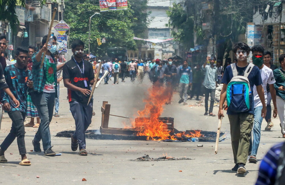 Violenţe în Bangladesh. Cel puțin 133 de oameni au fost uciși într-o săptămână. SUA ridică nivelul de alertă pentru călători - Imaginea 1