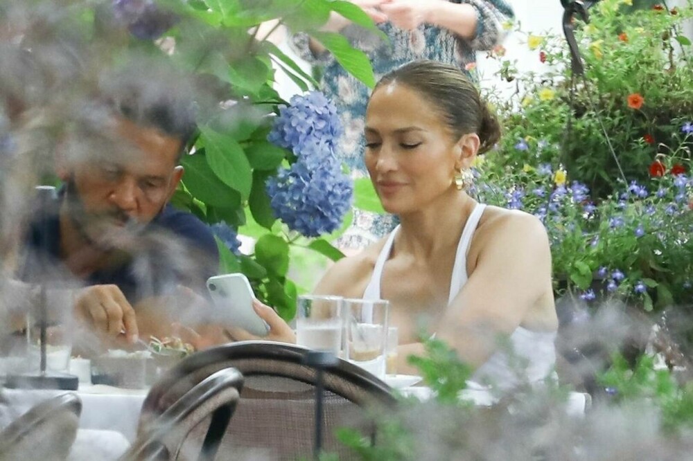 Jennifer Lopez și-a petrecut aniversarea nunții fără Ben Affleck. Cum a fost surprinsă de paparazzii. FOTO - Imaginea 8