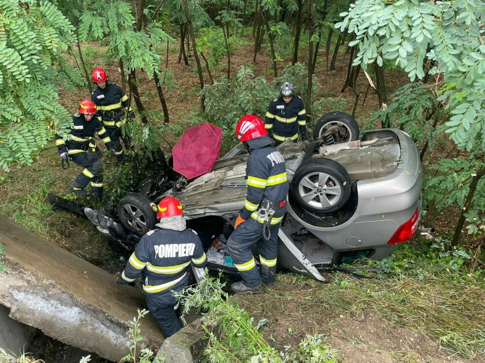 Accident cu 5 victime în Botoşani. Un copil și 4 adulți au fost răniți după ce mașina în care se aflau s-a răsturnat | FOTO - Imaginea 1