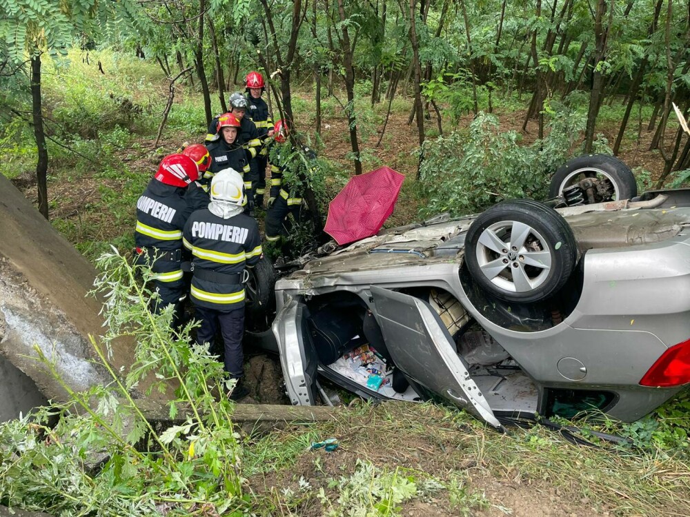 Accident cu 5 victime în Botoşani. Un copil și 4 adulți au fost răniți după ce mașina în care se aflau s-a răsturnat | FOTO - Imaginea 2