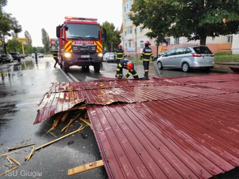 Furtuna a făcut prăpăd în Giurgiu: Acoperişuri luate de vânt, maşini avariate şi copaci căzuţi | FOTO - Imaginea 1