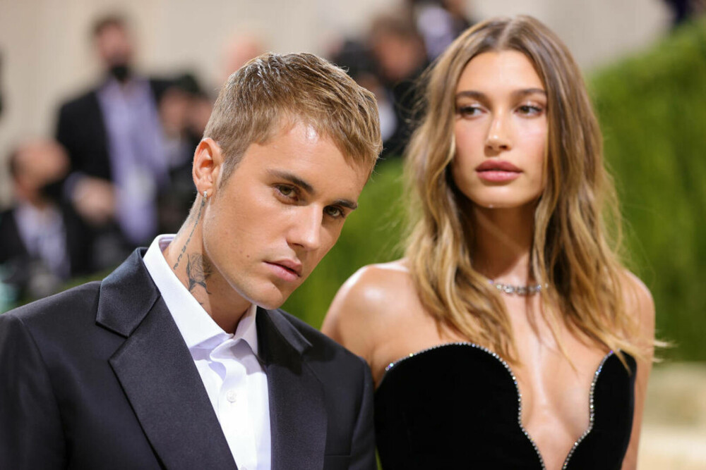 Hailey Bieber și-a etalat burtica de gravidă într-o rochie roșie extrem de elegantă. Au luat cina într-un loc romantic. FOTO - Imaginea 12