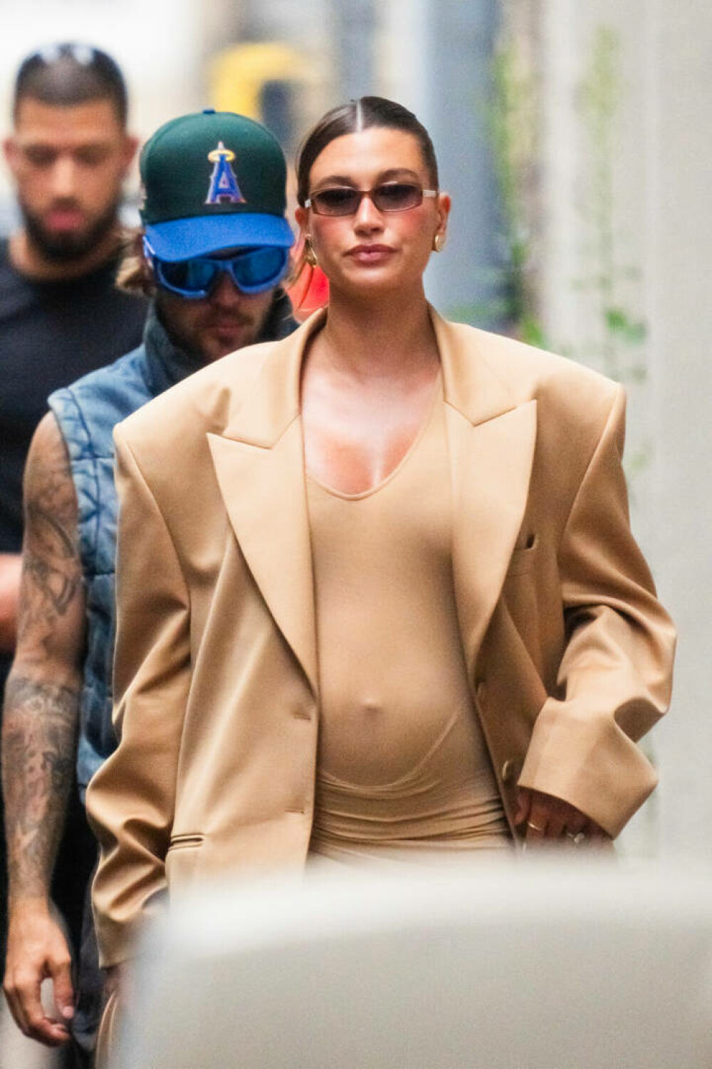 Hailey Bieber și-a etalat burtica de gravidă într-o rochie roșie extrem de elegantă. Au luat cina într-un loc romantic. FOTO - Imaginea 19