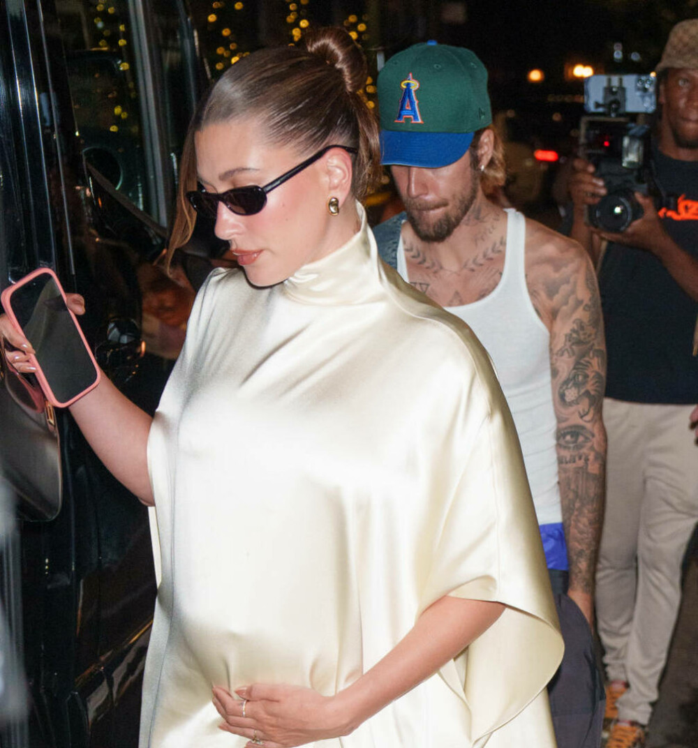 Hailey Bieber și-a etalat burtica de gravidă într-o rochie roșie extrem de elegantă. Au luat cina într-un loc romantic. FOTO - Imaginea 17