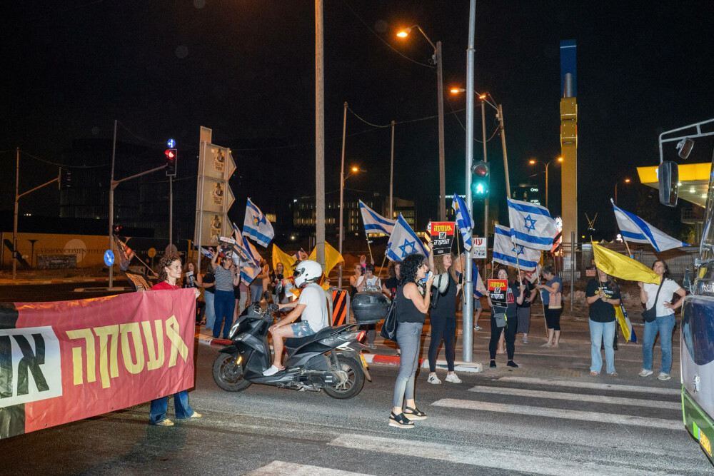 Proteste la Tel Aviv. Familiile ostaticilor şi-au strigat furia în timp ce Netanyahu îşi ţinea discursul în Congresul SUA - Imaginea 14