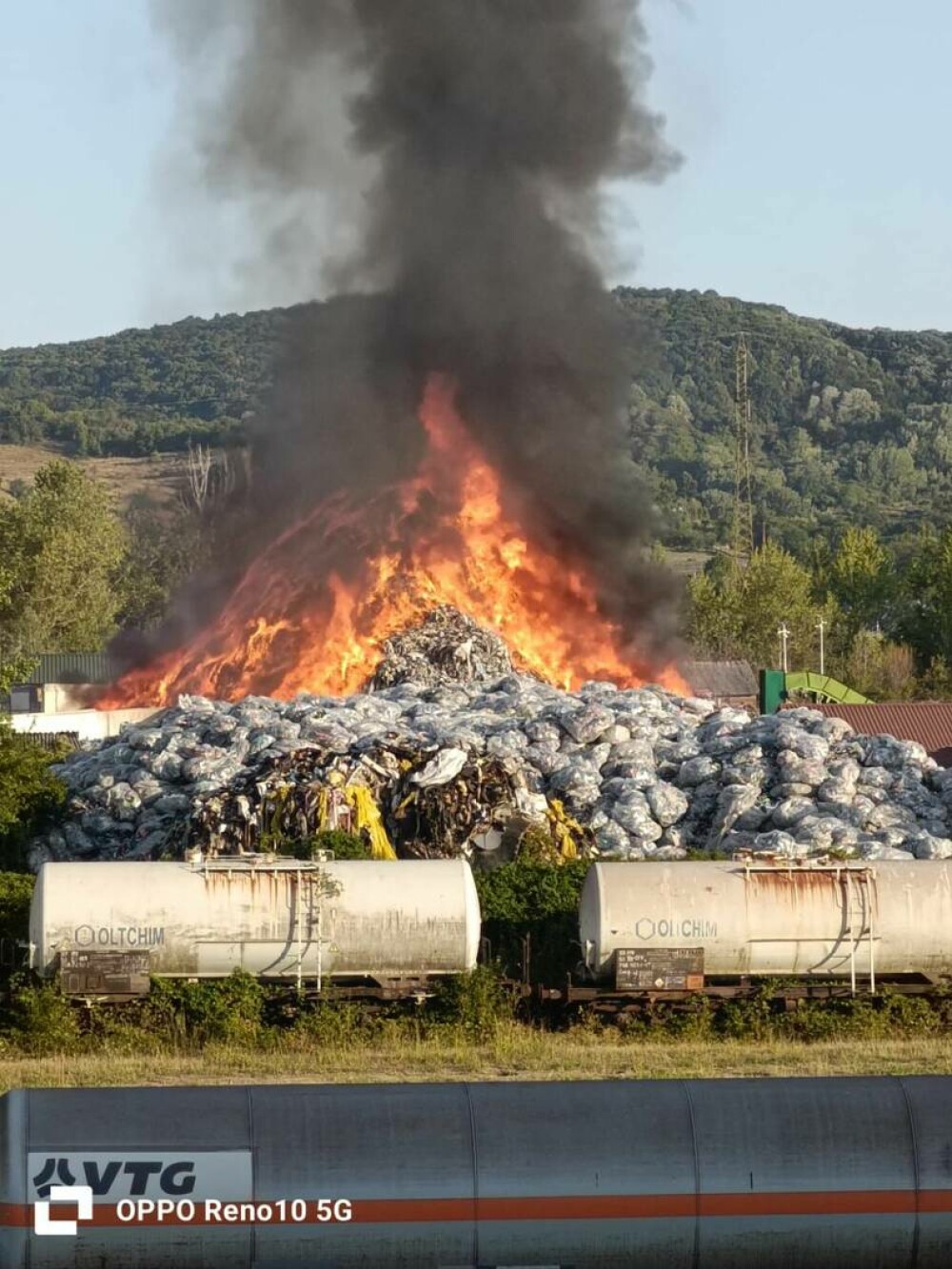 Incendiu masiv la un depozit de deșeuri de mase plastice situat pe platforma Oltchim din Vâlcea. VIDEO - Imaginea 2