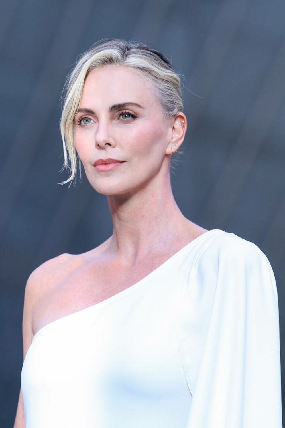 Cum s-au îmbrăcat vedetele la ceremonia care precedă deschiderea Jocurilor Olimpice. Charlize Theron a făcut furori. FOTO - Imaginea 38