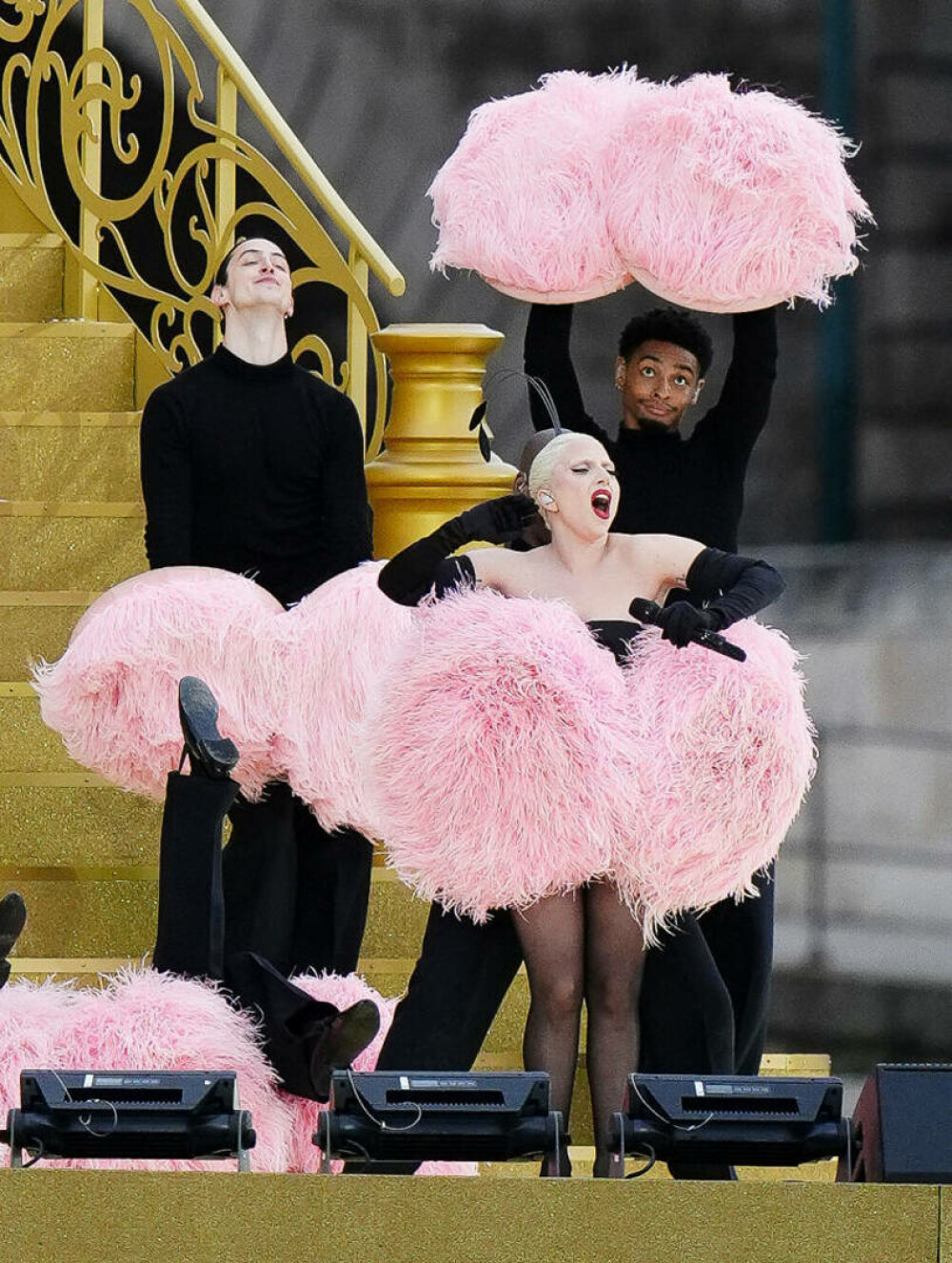 Lady Gaga l-a prezentat pe logodnicul ei premierului francez Gabriel Attal în tribunele de la Arena La Défense. FOTO - Imaginea 11